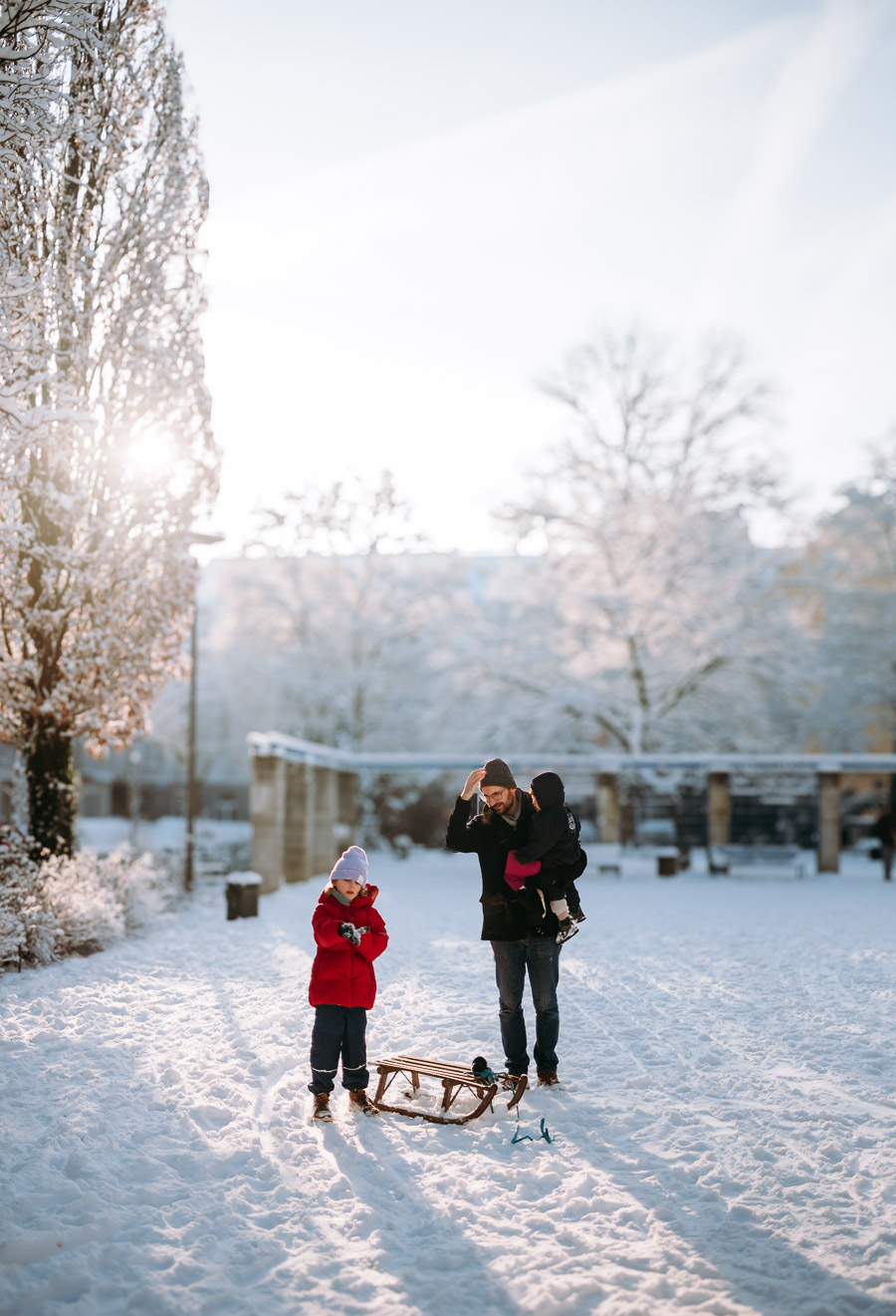 Familie im Schnee auf dem Erzbergerplatz