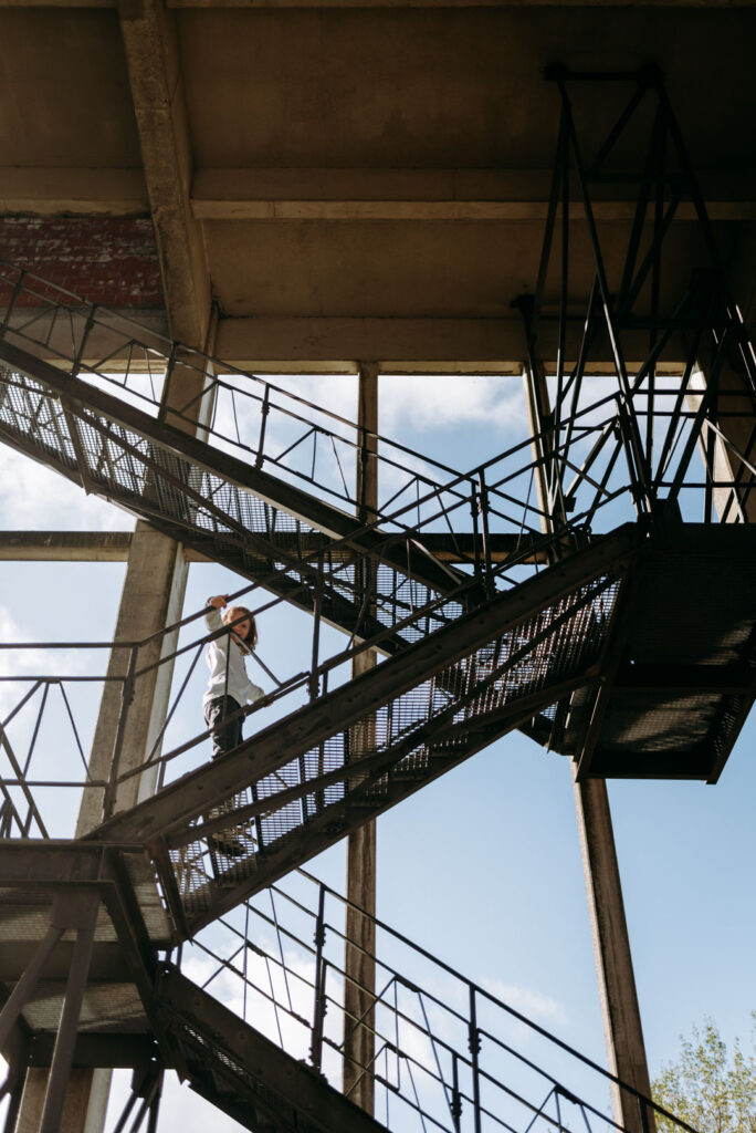 Unser Sohn steht stolz auf der Treppe