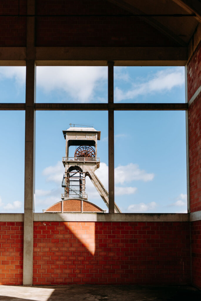 Blick durch das große Fenster auf den anderen Förderturm