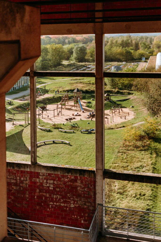 Blick von der Zwischenebene auf den Grubenspielplatz