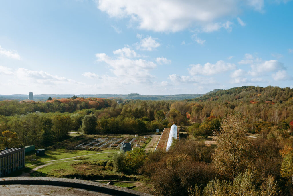 Ausblick auf das Forschungsgebäude Ecotron und dahinter liegend der Nationalpark Hoge Kempen