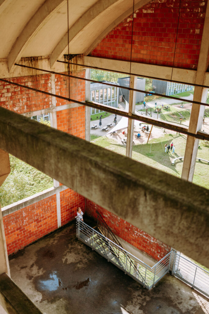 Blick auf die Zwischenebene mit dem Spielplatz im Hintergrund