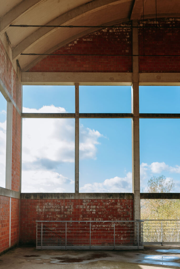 Blick aus der Zwischenebene mit Gemäuer und viel blauem Himmel