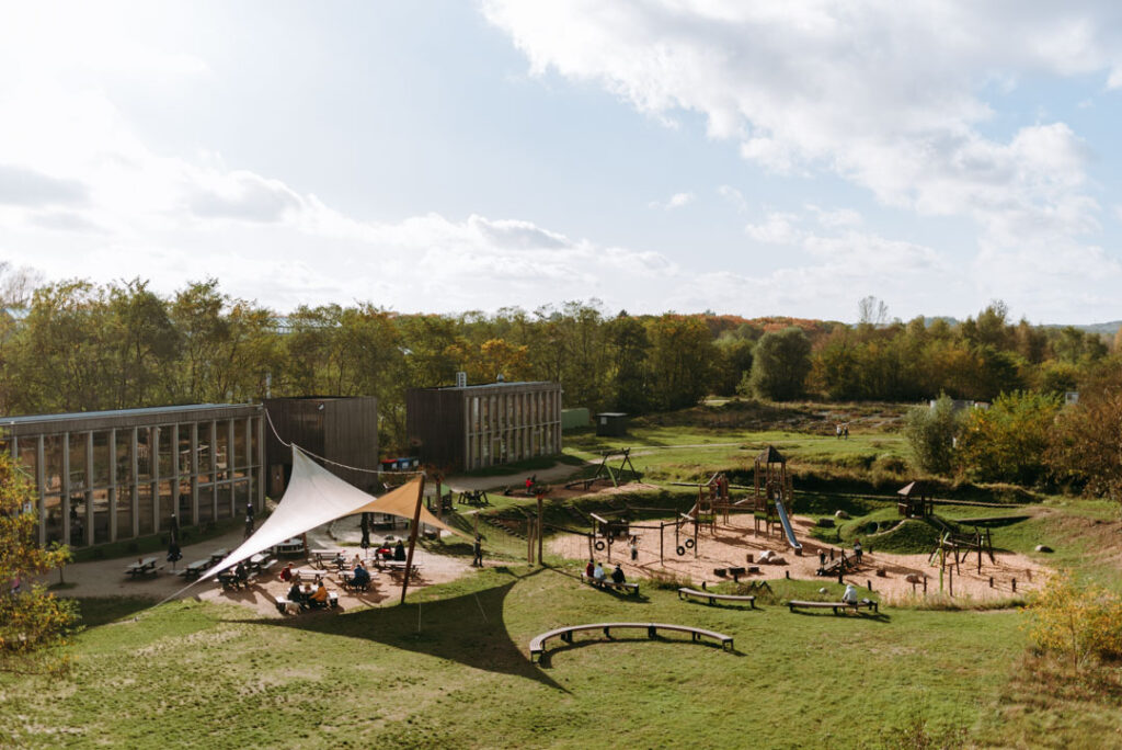 Blick von oben auf den Spielplatz und das Besucherzentrum