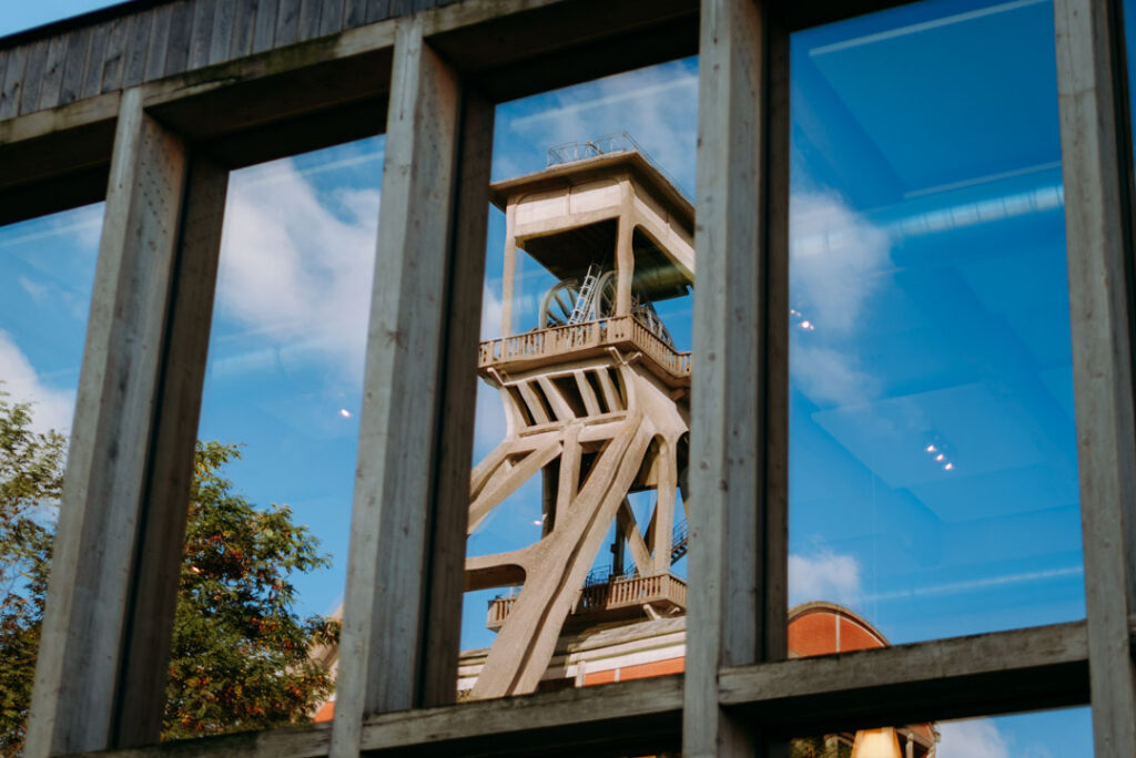 Spiegelung des Förderturms in einem Fenster des Nationalparkgebäudes