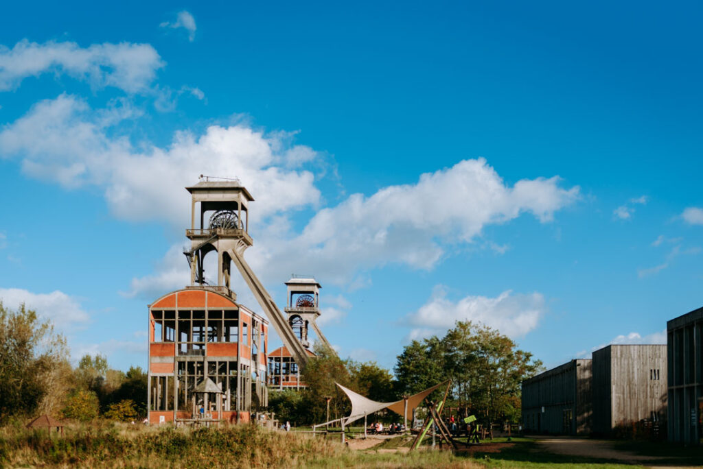 Blick auf die beiden Fördertürme mit dem Spielplatz davor