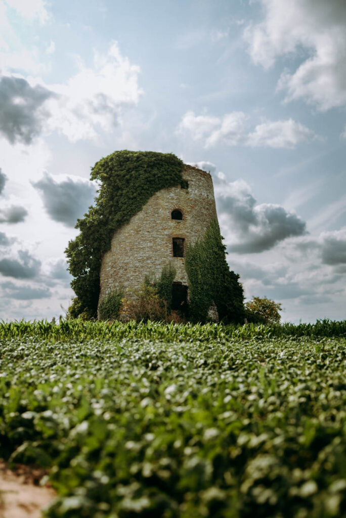 Alter verlassener Mühlenturm in der Wallonie