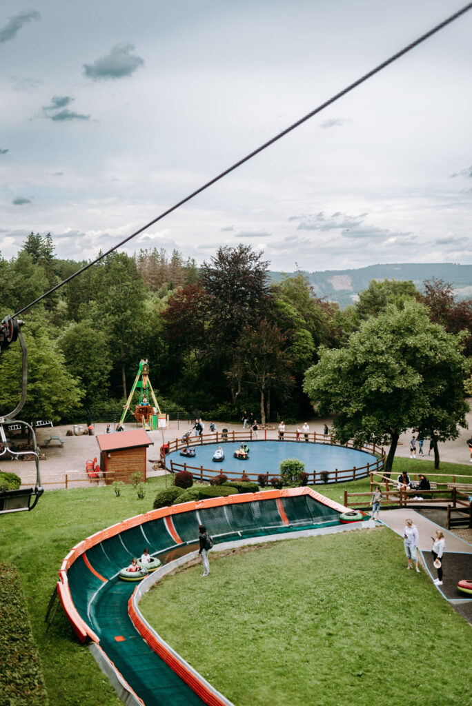 Ausblick auf die Attraktionen am Fuße des Sessellifts