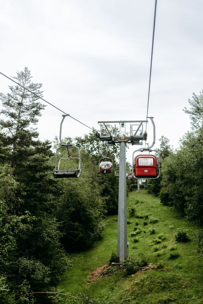 Blick aus der Gondel beim Weg zum oberen Teil des Parks