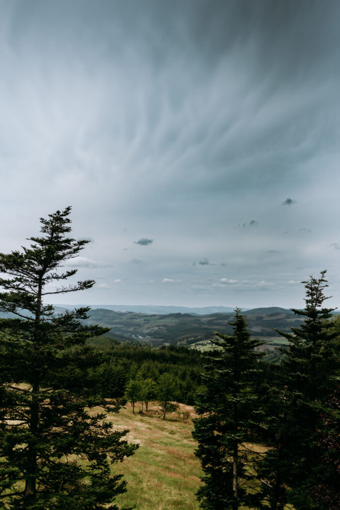 Weite Sicht aus dem Sessellift über das umliegende Sauerland