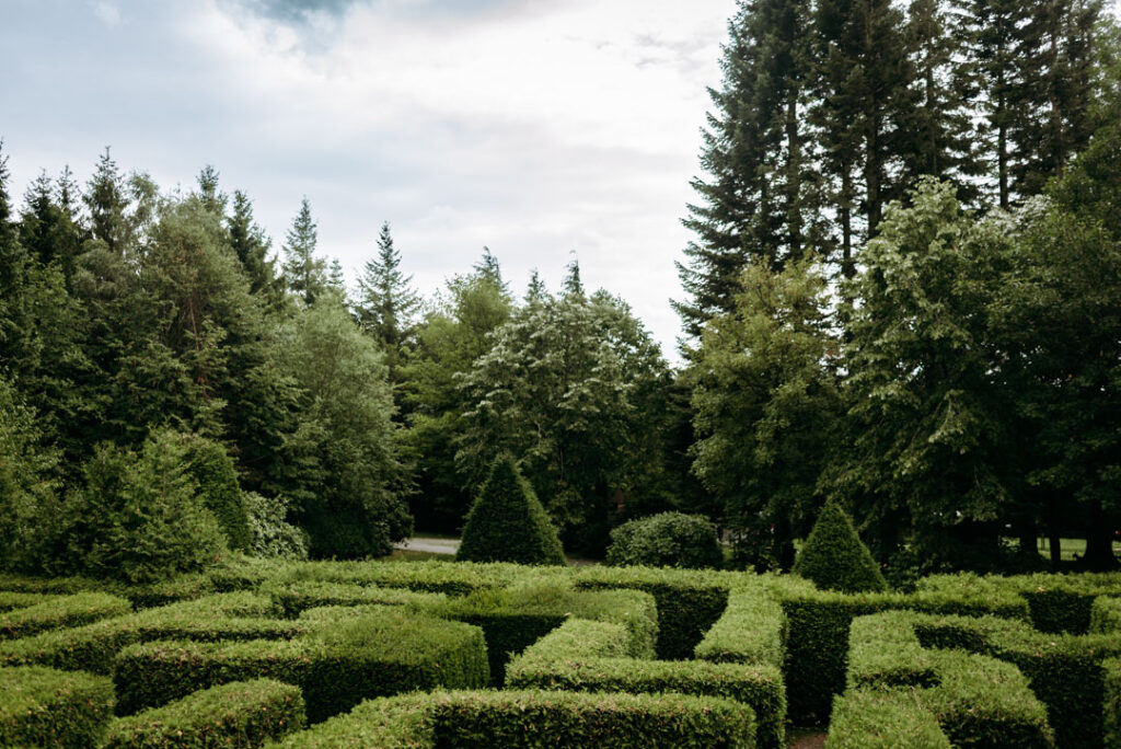 Blick von der kleinen Brücke auf das Labyrinth