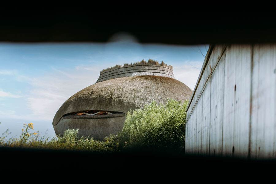 Blick durch eine schmale Öffnung auf das ei-förmige Vogelobservatorium Tij