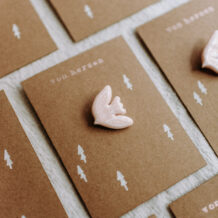 Mehrere braune Karten mit der Aufschrift „von herzen“, jeweils mit einem roséfarbenen Vogel-Anstecker aus Clay (Polymer Clay).