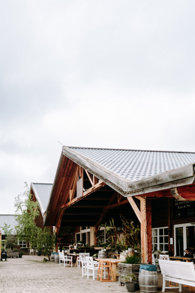 Hofgebäude mit Sitzplätzen im Außenbereich auf dem Krewelshof
