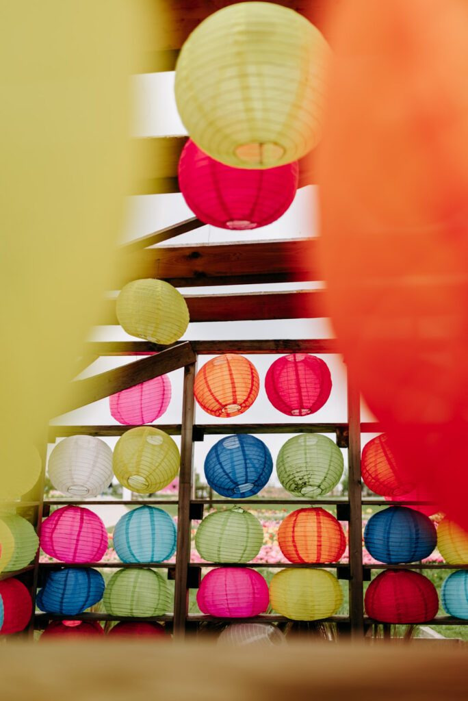 Fotostation aus bunten Papierlaternen auf dem Krewelshof