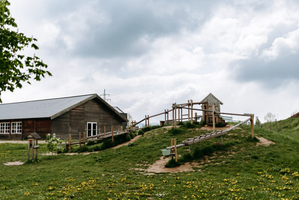 Murmelbahn neben einem Gebäude auf dem Krewelshof