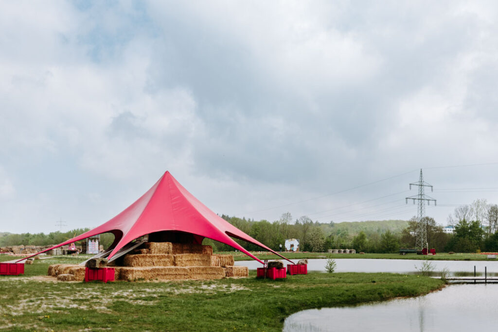 Rotes Zelt am See auf dem Gelände des Krewelshofs