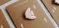 Mehrere braune Karten mit der Aufschrift „von herzen“, jeweils mit einem roséfarbenen Vogel-Anstecker aus Clay (Polymer Clay).